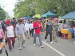 Barito Utara2 Bupati Barito Utara H Shalahuddin ST MT secara resmi meluncurkan kegiatan Car Free Day (CFD) yang dipusatkan di kawasan Bundaran Buah, Muara Teweh, Minggu (21/6). Kegiatan peresmian ini juga di isi dengan senam sehat yang di ikuti oleh jajaran pemerintahan Kabupaten Barito Utara dan masyarakat.