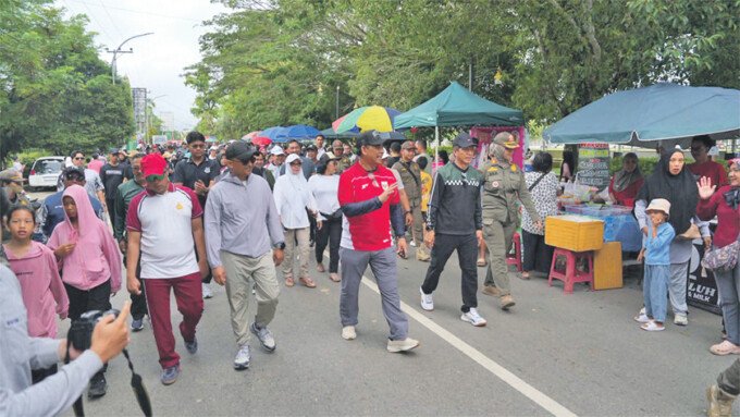 Barito Utara2 Bupati Barito Utara H Shalahuddin ST MT secara resmi meluncurkan kegiatan Car Free Day (CFD) yang dipusatkan di kawasan Bundaran Buah, Muara Teweh, Minggu (21/6). Kegiatan peresmian ini juga di isi dengan senam sehat yang di ikuti oleh jajaran pemerintahan Kabupaten Barito Utara dan masyarakat.