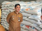 Bupati Barito Utara H Shalahuddin ST MT beserta jajaran saat melakukan peninjauan Stok Beras di Gudang Bulog, Muara Teweh, Senin (22/6).