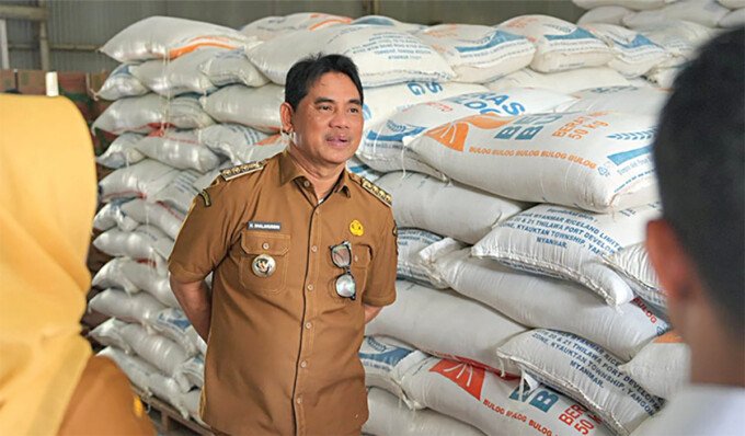 Bupati Barito Utara H Shalahuddin ST MT beserta jajaran saat melakukan peninjauan Stok Beras di Gudang Bulog, Muara Teweh, Senin (22/6).