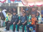 Bupati Barito Utara H Shalahuddin ST MT, Wakil Bupati Barito Utara Felix Sonadie Y Tingan A Md dan Sekertaris Daerah Drs Muhlis saat ikut serta menonton perlombaan Besei Kambe sebagai bagian dari Festival Budaya Isen Mulang (FBIMBT) di Siring, Water Front City, Sabtu (27/6).
