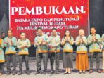 Bupati Barito Utara H Shalahuddin ST MT ditemani Wakil Bupati Barito Utara Felix Sonadie Y Tingan A Md, Wakil Ketua I DPRD Barito Utara H Benny Siswanto dan Sekretaris Daerah Drs Muhlis saat memukul Ka tambung sebagai simbol dibukanya Batara Expo 2026 di Area Eks Bandara Beringin, Minggu (28/6).