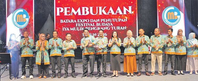 Bupati Barito Utara H Shalahuddin ST MT ditemani Wakil Bupati Barito Utara Felix Sonadie Y Tingan A Md, Wakil Ketua I DPRD Barito Utara H Benny Siswanto dan Sekretaris Daerah Drs Muhlis saat memukul Ka tambung sebagai simbol dibukanya Batara Expo 2026 di Area Eks Bandara Beringin, Minggu (28/6).