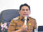 Bupati Barito Utara H Shalahuddin ST MT ketika memimpin Rapat Koordinasi Bersama Direktur Rumah Sakit Umum Daerah Muara Teweh di Aula RSUD Muara Teweh, Selasa (26/5).