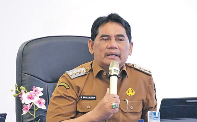 Bupati Barito Utara H Shalahuddin ST MT ketika memimpin Rapat Koordinasi Bersama Direktur Rumah Sakit Umum Daerah Muara Teweh di Aula RSUD Muara Teweh, Selasa (26/5).