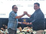 Barito Utara2 Bupati Barito Utara H Shalahuddin ST MT saat foto bersama Bupati Hulu Sungai Utara H Sahrujani pada kunjungan silatu rahmi di aula Rumah Jabatan Bupati Barito Utara, Jumat (5/6).