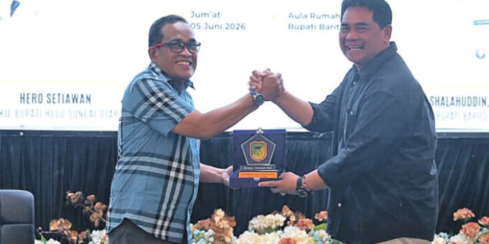 Barito Utara2 Bupati Barito Utara H Shalahuddin ST MT saat foto bersama Bupati Hulu Sungai Utara H Sahrujani pada kunjungan silatu rahmi di aula Rumah Jabatan Bupati Barito Utara, Jumat (5/6).