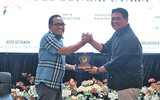 Barito Utara2 Bupati Barito Utara H Shalahuddin ST MT saat foto bersama Bupati Hulu Sungai Utara H Sahrujani pada kunjungan silatu rahmi di aula Rumah Jabatan Bupati Barito Utara, Jumat (5/6).
