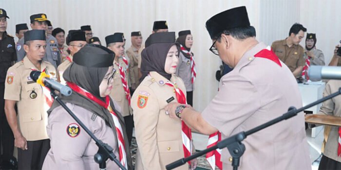 Bupati Barito Utara H Shalahuddin ST MT melantik Ketua Kwartir Cabang Gerakan Pramuka Barito Utara Periode 2026-2031, Hj Maya Savitri Shalahuddin di Aula Rumah Jabatan Bupati, Senin (8/6).