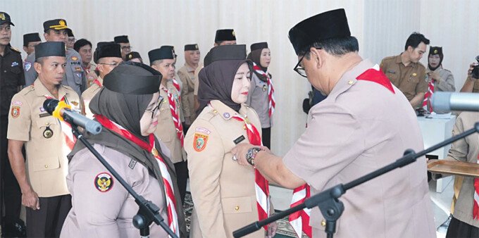 Barito Utara2 Bupati Barito Utara H Shalahuddin ST MT melantik Ketua Kwartir Cabang Gerakan Pramuka Barito Utara Periode 2026-2031, Hj Maya Savitri Shalahuddin di Aula Rumah Jabatan Bupati, Senin (8/6).