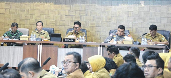 Barito Utara Bupati Barito Utara H Shalahuddin ST MT didampingi Sekretaris Daerah Drs Muhlis beserta jajaran Forkopimda saat Rapat Persiapan HUT Barito Utara di Ruang Rapat A Setda, Kantor Bupati Barito Utara, Senin (8/6).