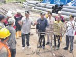 Barito Utara2 Pemerintah Kabupaten Barito Utara yang langsung dipimpin oleh Bupati Barito Utara H Shalahuddin ST MT, bersama Wakil Bupati Barito Utara Felix Sonadie Y Tingan A Md, Sekertaris Daerah Drs Muhlis beserta jajaran saat meninjau Jembatan Tampung Laung-Sikan, Kecamatan Montallat belum lama ini.
