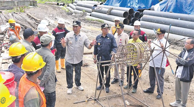 Pemerintah Kabupaten Barito Utara yang langsung dipimpin oleh Bupati Barito Utara H Shalahuddin ST MT, bersama Wakil Bupati Barito Utara Felix Sonadie Y Tingan A Md, Sekertaris Daerah Drs Muhlis beserta jajaran saat meninjau Jembatan Tampung Laung-Sikan, Kecamatan Montallat belum lama ini.