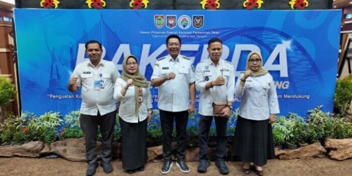Barito Utara2 Wakil Bupati Barito Utara, Felix Sonadie Y Tingan A Md didampingi Kepala Dinas Sosial Barito Utara, Sri Hartati bersama jajaran dinsos dan Kepala Desa Bukit Sawit Paning ragen dalam kegiatan Rakerda APDESI di Aula Jayang Tingang, Kantor Gubernur Kalimantan Tengah, Rabu (10/6).