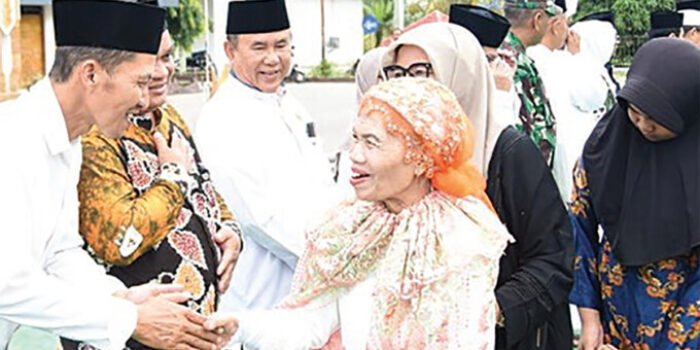 Barito Utara Jajaran Pemerintahan Kabupaten Barito Utara menyambut kepulangan 110 Jemaah Haji. Penyambutan yang dilaksanakan di halaman kantor Bupati Barito Utara tersebut dipenuhi oleh suasana haru dan suka cita.