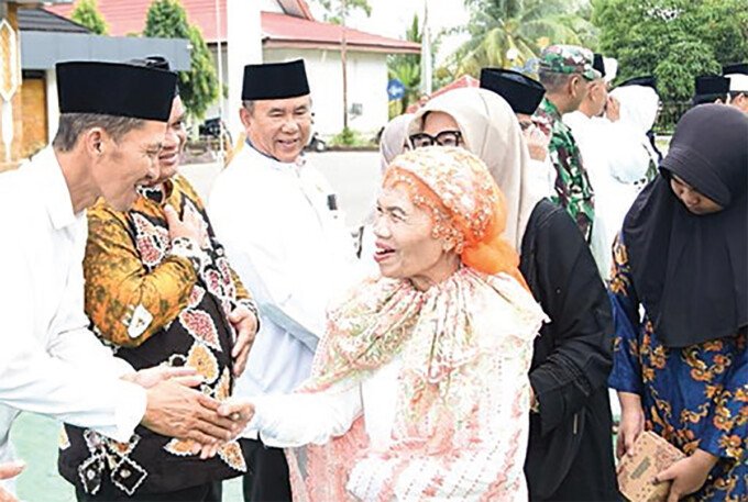 Jajaran Pemerintahan Kabupaten Barito Utara menyambut kepulangan 110 Jemaah Haji. Penyambutan yang dilaksanakan di halaman kantor Bupati Barito Utara tersebut dipenuhi oleh suasana haru dan suka cita.