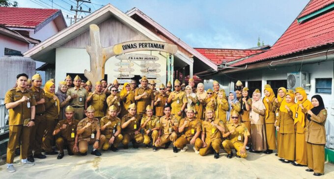 Bupati Barito Utara H Shalahuddin ST MT menekankan pentingnya peran strategis Dinas Pertanian dalam menopang ketahanan pangan daerah. Hal itu disampaikan saat memimpin apel pagi di Lingkup Dinas pertanian Barito Utara, Selasa (26/5).