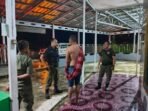 Petugas Satpol PP Kabupaten Barsel bergerak cepat mengamankan seorang pria yang diduga meresahkan warga di Desa Pamait, Kecamatan Dusun Selatan, Senin (8/6) malam.
