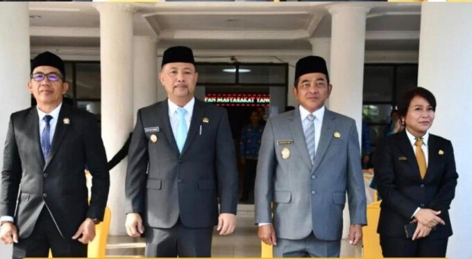 Bupati Barito Selatan (Barsel), Eddy Raya Samsuri (dua dari kiri) bersama jajaran pejabat mengikuti upacara peringatan Hari Lahir Pancasila, di Halaman Kantor Bupati setempat, belum lama ini.