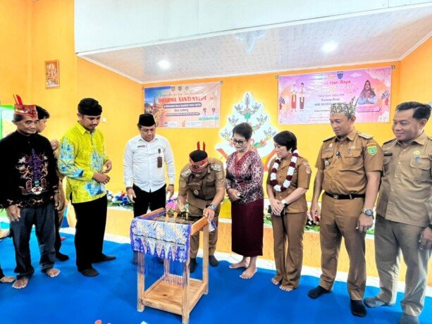 Barsel Wakil Bupati Barsel, Khristianto Yudha, meresmikan Balai Basarah “Pakat Maeh” di Desa Lembeng, Senin (15/6).