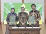 Bupati Barito Utara H Salahuddin ST MT (kanan) foto bersama dengan Ketua DPRD Barito Utara Hj Mery Rukaini (kiri) usai meraih opini WTP atas LKPD Tahun Anggaran 2025 dari perwakilan BPK RI Kalteng Dodik Achmad Akbar (tengah), di gedung BPK RI palangka Raya, Jumat (19/6).