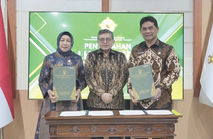 DPRD Barito Utara Bupati Barito Utara H Salahuddin ST MT (kanan) foto bersama dengan Ketua DPRD Barito Utara Hj Mery Rukaini (kiri) usai meraih opini WTP atas LKPD Tahun Anggaran 2025 dari perwakilan BPK RI Kalteng Dodik Achmad Akbar (tengah), di gedung BPK RI palangka Raya, Jumat (19/6).