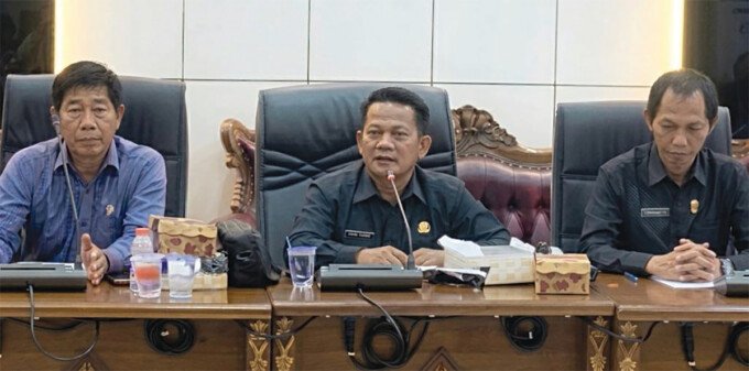 DPRD Barito Utara Anggota DPRD Barito Utara dari Fraksi Demokrat, Patih Herman AB dan Ardianto saat memberikan tanggapan pada Rapat Dengar Pendapat (RDP) di Ruang Rapat DPRD Barito Utara beberapa waktu lalu.