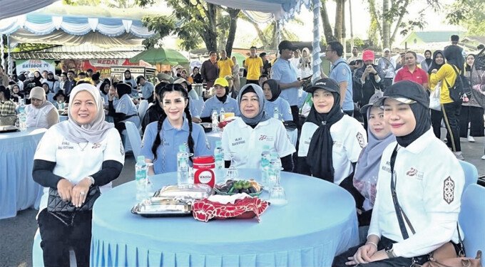 Ketua DPRD Barito Utara Ir Hj Mery Rukaini MIP bersama Wakil Ketua II DPRD Hj Henny Rosgiaty SP MM. Saat menghadiri peringatan Hari Bhayangkara ke-80 di kawasan Bundaran Buah, Muara Teweh, Minggu (28/6).