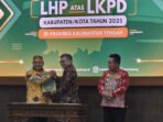 Ketua DPRD Kabupaten Kapuas Ardiansah menerima LHP atas LKPD Kabupaten Kapuas Tahun Anggaran 2025 dari Kepala BPK RI Perwakilan Kalimantan Tengah Dodik Achmad Akbar di Kantor BPK RI Perwakilan Kalimantan Tengah, Palangka Raya, Jumat (29/5).