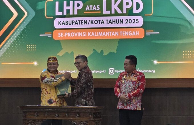 Ketua DPRD Kabupaten Kapuas Ardiansah menerima LHP atas LKPD Kabupaten Kapuas Tahun Anggaran 2025 dari Kepala BPK RI Perwakilan Kalimantan Tengah Dodik Achmad Akbar di Kantor BPK RI Perwakilan Kalimantan Tengah, Palangka Raya, Jumat (29/5).