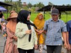Anggota Komisi II DPRD Kalteng, Noor Fazariah Kamayanti (kiri), berdiskusi menyerap aspirasi warga dalam kegiatan reses di Desa Cemara Labat, Kecamatan Kapuas Kuala, Kabupaten Kapuas, baru-baru ini.