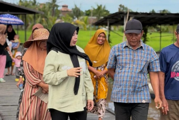 Anggota Komisi II DPRD Kalteng, Noor Fazariah Kamayanti (kiri), berdiskusi menyerap aspirasi warga dalam kegiatan reses di Desa Cemara Labat, Kecamatan Kapuas Kuala, Kabupaten Kapuas, baru-baru ini.