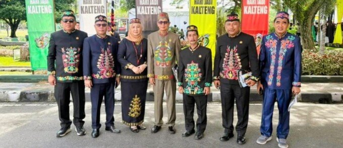 Ketua Komisi I DPRD Kalteng, H Muhajirin (tengah), bersama Anggota DPRD Kalteng lainnya, saat menghadiri Upacara HUT ke-69 Provinsi Kalteng, di halaman Kantor Gubernur Kalteng, beberapa waktu lalu.