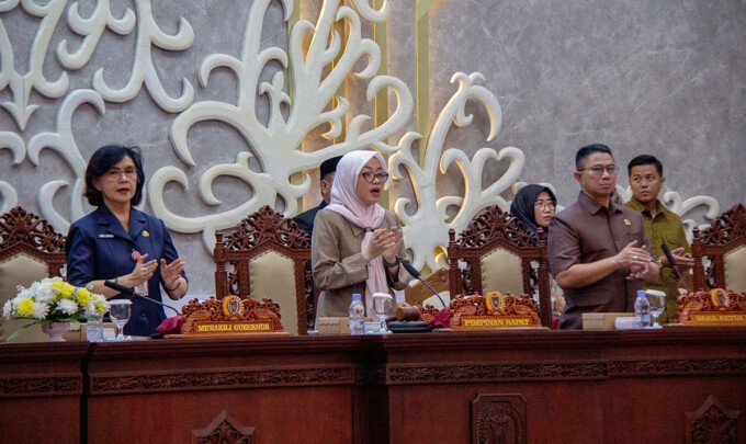 Wakil Ketua III DPRD Kalteng Junaidi menghadiri penyerahan Raperda Provinsi Kalimantan Tengah tentang Pertanggungjawaban Pelaksanaan APBD Provinsi Kalteng Tahun Anggaran 2025 di Ruang Rapat Paripurna DPRD Kalteng, Kamis (25/6).