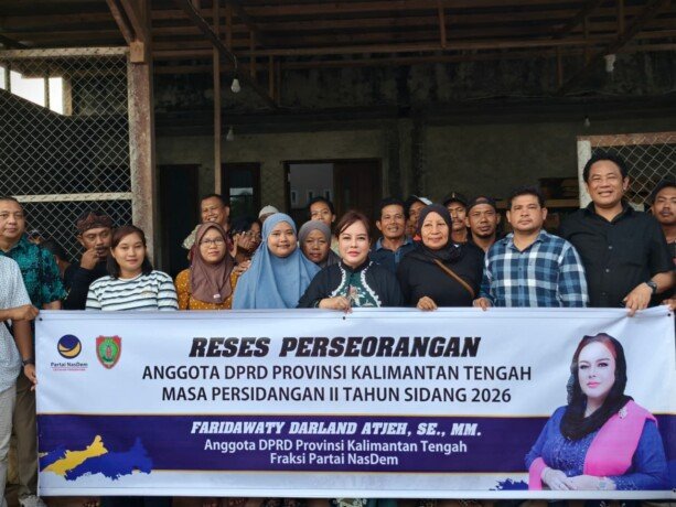 Anggota Komisi III DPRD Kalteng, Faridawaty Darland Atjeh saat melaksanakan Reses Perseorangan di Desa Tumbang Talaken, Kabupaten Gunung Mas, beberapa waktu lalu.
