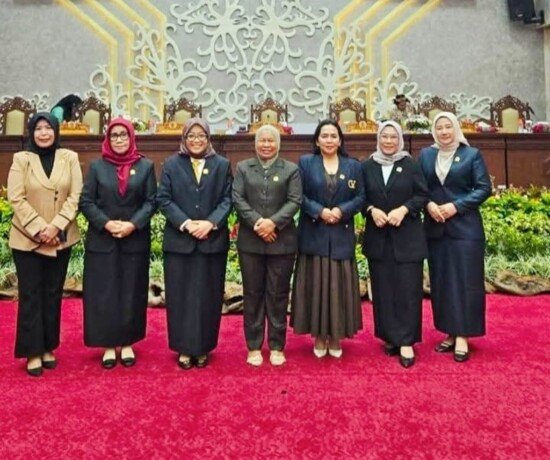 DPRD Kalteng Ketua Komisi II DPRD Kalteng, Hj. Siti Nafsiah (dua dari kiri) saat foto bersama Anggota DPRD Kalteng lainnya, usai Rapat Paripurna DPRD Kalteng, beberapa waktu lalu.