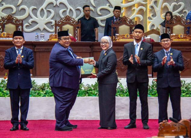Wakil Ketua I DPRD Kalteng, Riska Agustin menerima LHP BPK RI atas Laporan Keuangan Pemerintah Daerah (LKPD) Provinsi Kalimantan Tengah Tahun Anggaran 2025, Rabu malam (17/6).