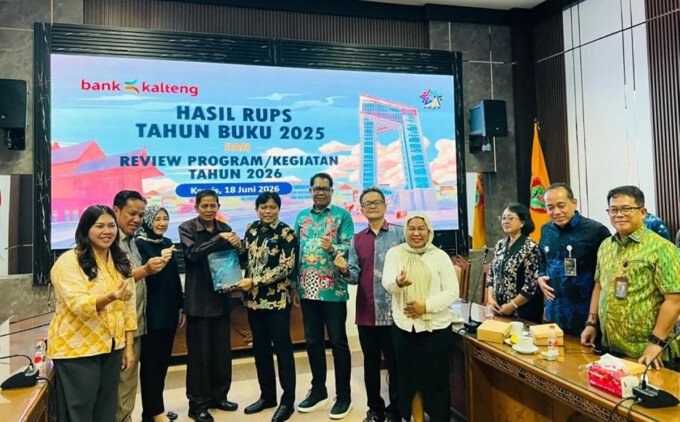 Ketua Komisi I DPRD Kalteng Muhajirin, beserta Anggota Komisi I DPRD Kalteng Yohanes Freddy Ering dan jajaran saat pada RDP Komisi I DPRD Provinsi Kalteng bersama Bank Kalteng di Ruang Rapat Komisi I DPRD Kalteng, Kamis (18/6).