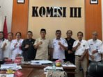Ketua Tim Pansus I DPRD Kabupaten Kapuas, Bardiansyah, bersama jajaran mitra kerja berfoto bersama usai rapat pembahasan dan koordinasi di ruang Komisi III DPRD Kapuas belum lama tadi.
