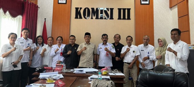 Ketua Tim Pansus I DPRD Kabupaten Kapuas, Bardiansyah, bersama jajaran mitra kerja berfoto bersama usai rapat pembahasan dan koordinasi di ruang Komisi III DPRD Kapuas belum lama tadi.