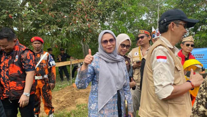 Ketua Komisi I DPRD Kota Palangka Raya, Mukarramah (tengah), menghadiri peletakan batu pertama pembangunan Posko Terpadu GDAN, di Jalan Rindang Banua Ujung, Senin (1/6).