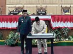 Ketua DPRD Kota Palangka Raya, Subandi menandatangani Raperda pada Rapat Paripurna ke-5 Masa Persidangan III Tahun Sidang 2025/2026 di Kantor DPRD Kota Palangka Raya, Senin (15/6).