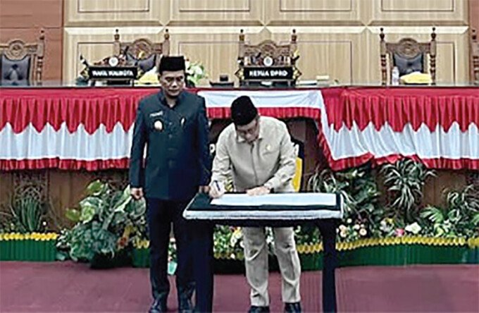 DPRD Kota Palangka Raya Ketua DPRD Kota Palangka Raya, Subandi menandatangani Raperda pada Rapat Paripurna ke-5 Masa Persidangan III Tahun Sidang 2025/2026 di Kantor DPRD Kota Palangka Raya, Senin (15/6).