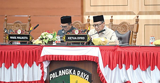 Ketua DPRD Kota Palangka Raya Subandi memimpin Rapat Paripurna ke-5 Masa Persidangan III Tahun Sidang 2025/2026, Senin (15/6).