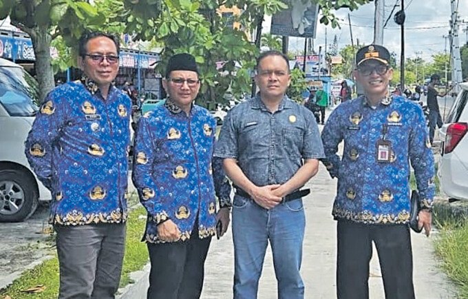Anggota Komisi II DPRD Kota Palangka Raya Khemal Nasery saat meninjau jaringan kabel komunikasi di Jalan G Obos, Rabu (17/6).