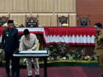 Ketua DPRD Kota Palangka Raya, Subandi, menandatangani persetujuan tiga rancangan peraturan daerah menjadi perda dalam Rapat Paripurna ke-5 Masa Persidangan III Tahun Sidang 2025/2026 di Kantor DPRD Kota Palangka Raya, Senin (15/6).