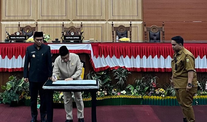 Ketua DPRD Kota Palangka Raya, Subandi, menandatangani persetujuan tiga rancangan peraturan daerah menjadi perda dalam Rapat Paripurna ke-5 Masa Persidangan III Tahun Sidang 2025/2026 di Kantor DPRD Kota Palangka Raya, Senin (15/6).