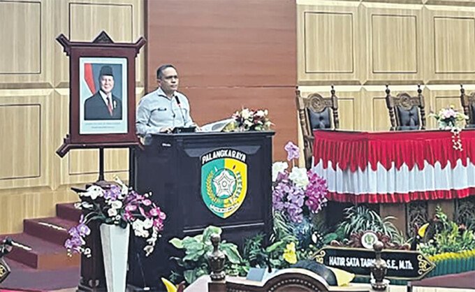 DPRD Kota Palangka Raya2 Anggota Komisi II DPRD Kota Palangka Raya sekaligus Ketua Badan Pembentukan Peraturan Daerah (Bapemperda), Khemal Nasery saat menyampaikan paparan pada rapat paripurna, Senin (15/6).