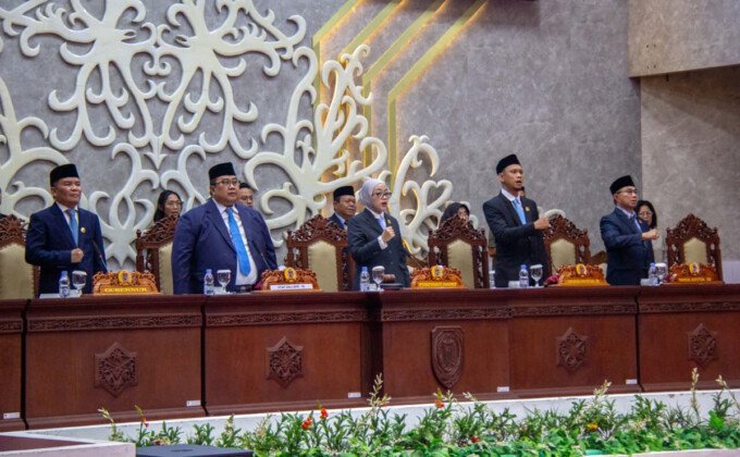 Wakil Ketua I DPRD Kalteng, Riska Agustin menghadiri penyerahan LHP BPK RI atas LKPD Tahun Anggaran 2025 di ruang rapat paripurna DPRD Kalteng, belum lama ini.