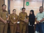 KAPUAS Pengembang perumahan sekaligus Ketua KADIN Kabupaten Kapuas, Supenpri menyetorkan BPHTB sebesar Rp143 juta di Kantor Bapenda Kapuas, Senin (8/6).